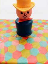 Porte manteau bois, figurines Fisher Price