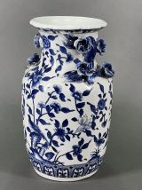 Vase porcelaine de Chine décor bleu et barbotine