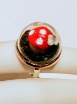 Bague réglable globe terrarium, champignon rouge