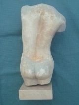 sculpture en platre sur socle en marbre