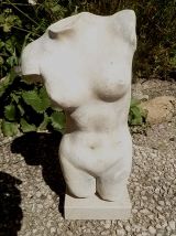 sculpture en platre sur socle en marbre