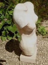 sculpture en platre sur socle en marbre