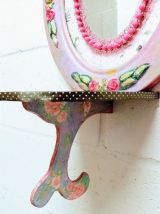 Cadre vintage, miroir à roses peintes et console