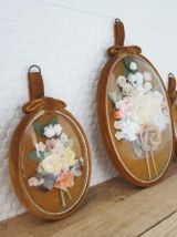 Trio de cadre en verre bombé et fleurs en tissu