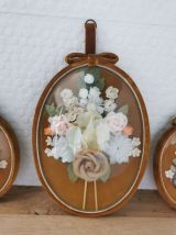 Trio de cadre en verre bombé et fleurs en tissu