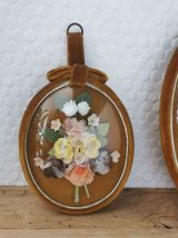 Trio de cadre en verre bombé et fleurs en tissu