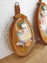 Trio de cadre en verre bombé et fleurs en tissu