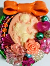 Broche camée kitsch, colorée, pendentif camée