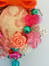 Broche camée kitsch, colorée, pendentif camée