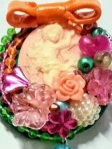 Broche camée kitsch, colorée, pendentif camée