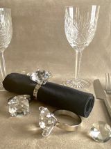 Ronds de serviette baroques et décoration de table diamants.