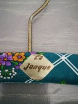 Cinq cintres vintage 