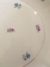 Plat à gâteaux à la porcelaine fleurie estampillé.