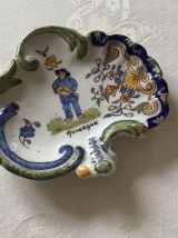 Vide poche ancien en faience représente un auvergnat