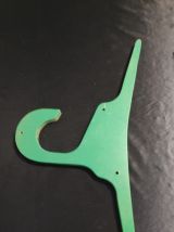 cintres vert en bois épais vintage