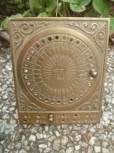 calendrier  en laiton , vintage