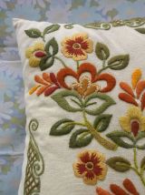 Joli coussin brodé (motif floral)