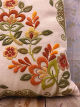 Joli coussin brodé (motif floral)
