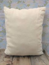 Joli coussin brodé (motif floral)