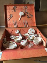 Valise Nicolas et Pimprenelle contenant dinette en porcelain