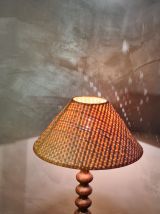lampe bois tourné avec veinage marquer et abat jour rotin 19