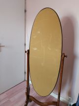 Grand miroir en bois à bascule posé sur pied 