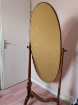 Grand miroir en bois à bascule posé sur pied 