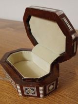 Boîte à bijoux en bois, os et nacre