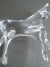 cheval en verre translucide 