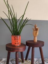 tabourets en bois brutalistes