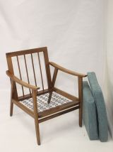 Fauteuil scandinave 1960 tissu bleu retapissé.