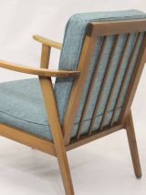 Fauteuil scandinave 1960 tissu bleu retapissé.