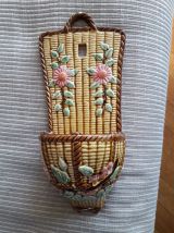 Barbotine avec un décor floral