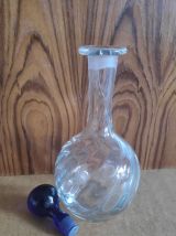 carafe verre transparent et bouchon bleu
