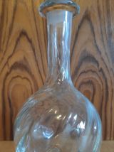 carafe verre transparent et bouchon bleu