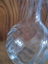 carafe verre transparent et bouchon bleu