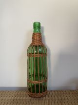 Jolie bouteille vintage en verre et rotin