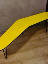 table  boomerang peint en jaune trace d usure legere 120x28x