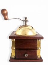 Moulin à café aux coins dorés