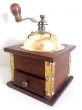 Moulin à café aux coins dorés