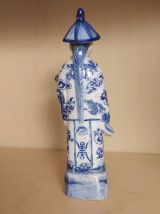 Statuette mandarin chinois en porcelaine blanc bleu