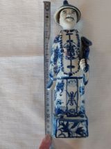 Statuette mandarin chinois en porcelaine blanc bleu