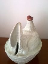 Ancienne poule en plâtre sur son panier