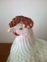 Ancienne poule en plâtre sur son panier