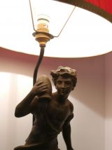 Lampe à poser en Régule '' l'homme à la cruche '' 