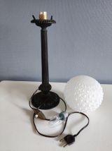 lampe art déco pied en fonte et globe en verre blanc