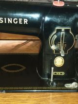 Machine à coudre ancienne Singer dans son meuble 