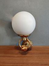 applique main en bronze doré et opaline blanche