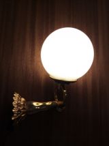 applique main en bronze doré et opaline blanche