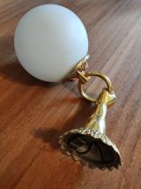 applique main en bronze doré et opaline blanche